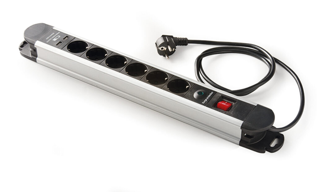 Base aluminio 6 tomas 16A, 2 USB, 1.5m m cable + protección