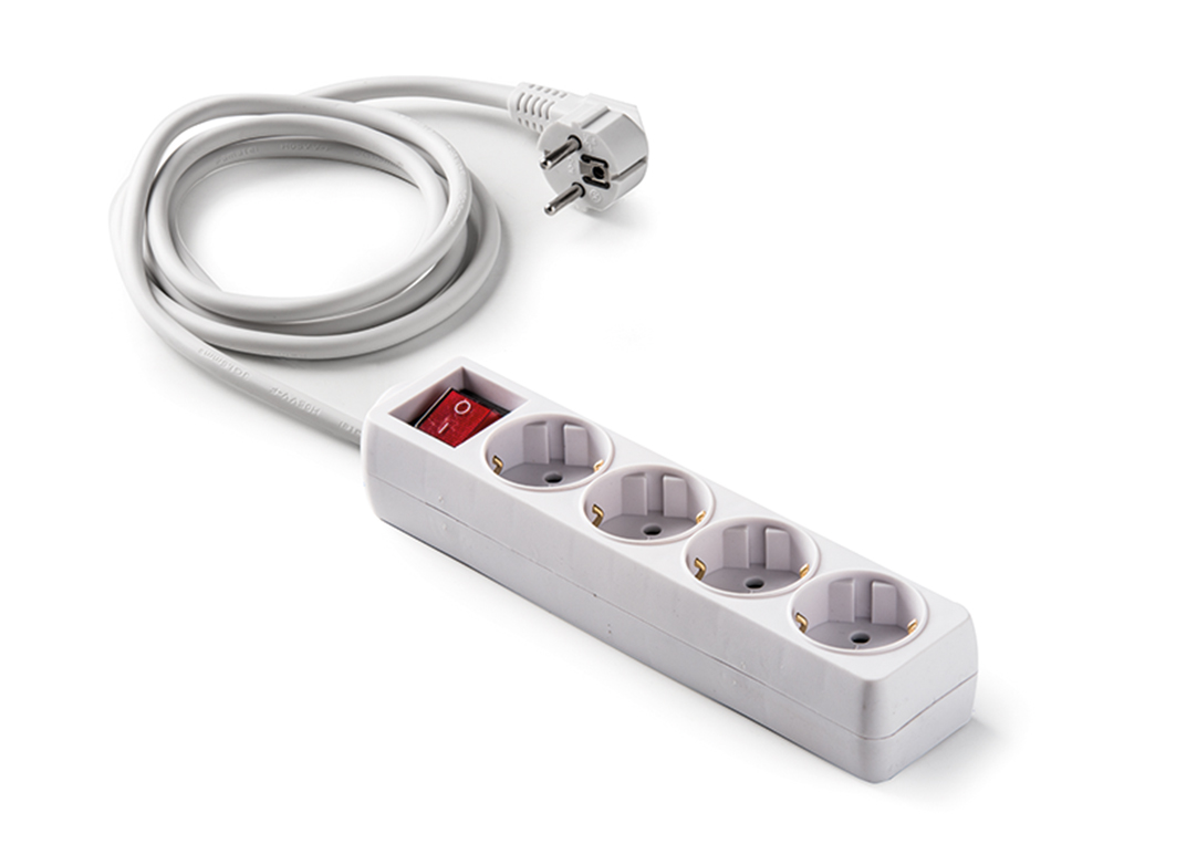 Base 4 tomas 16A e interruptor + 3m cable